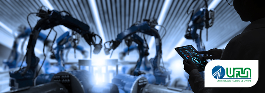 Engenharia de Produção Perfil de uma pessoa, com tablet na mão, controlando braços robóticos ao fundo