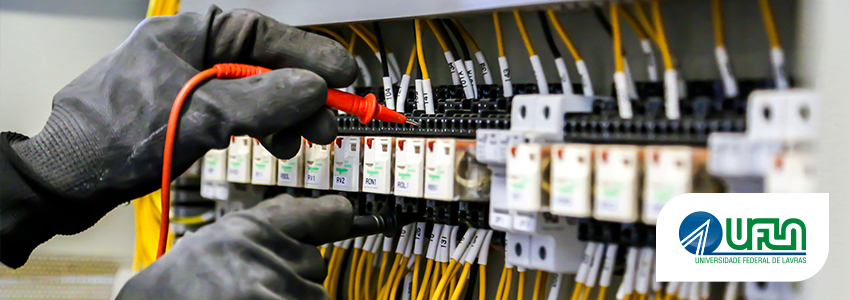 Engenharia Elétrica Caixa de chaves de energia sendo estudada por uma pessoa